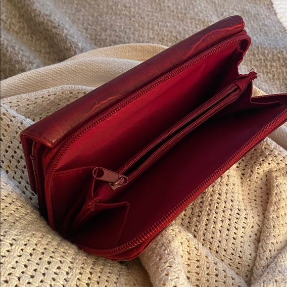 Red Croc-Embossed Wallet - Picture 7 of 9